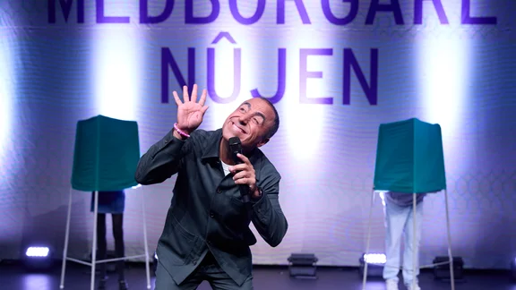Özz Nujen- Stå upp med sting!